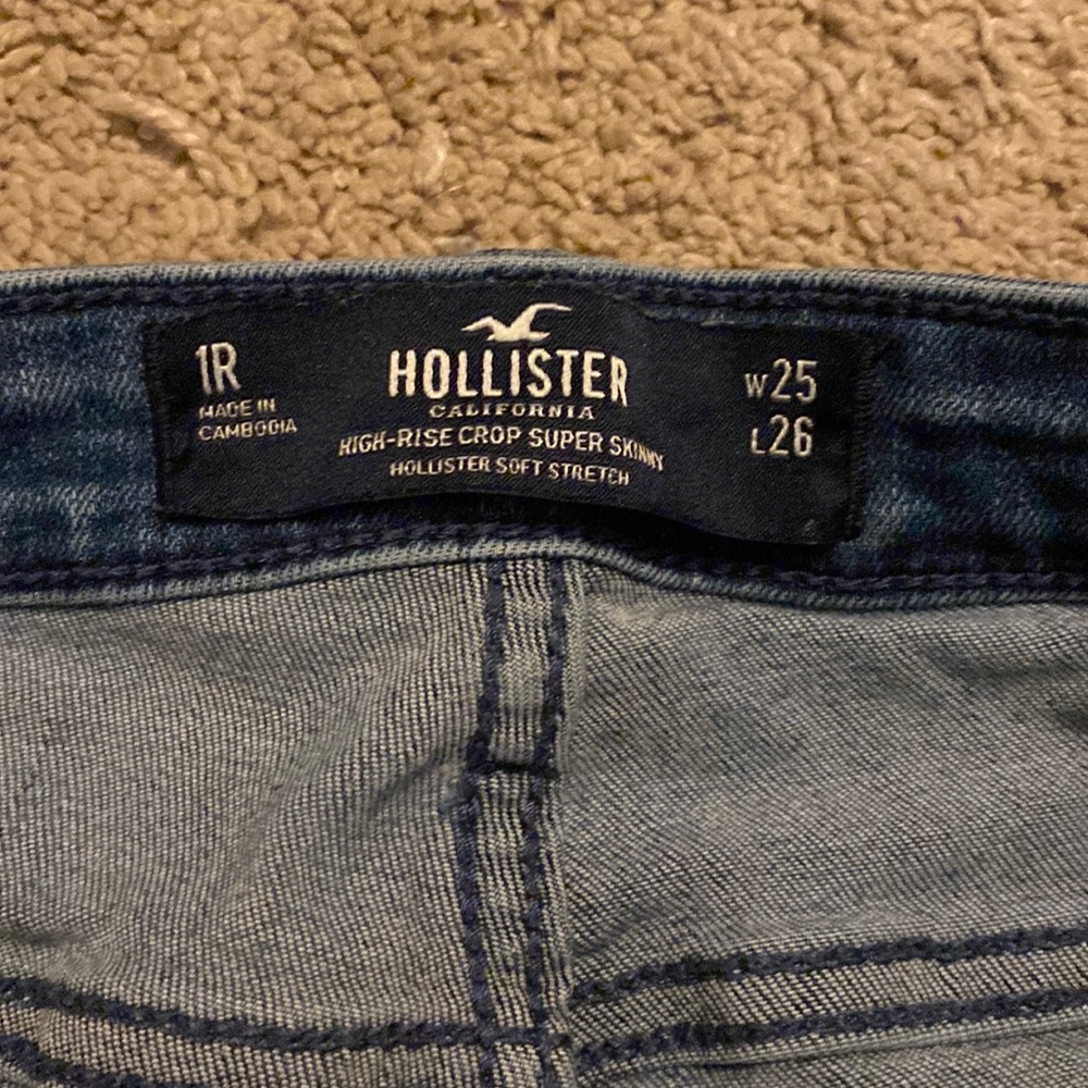 Hollister  high-rise crop super skinny soft stretch jeans.